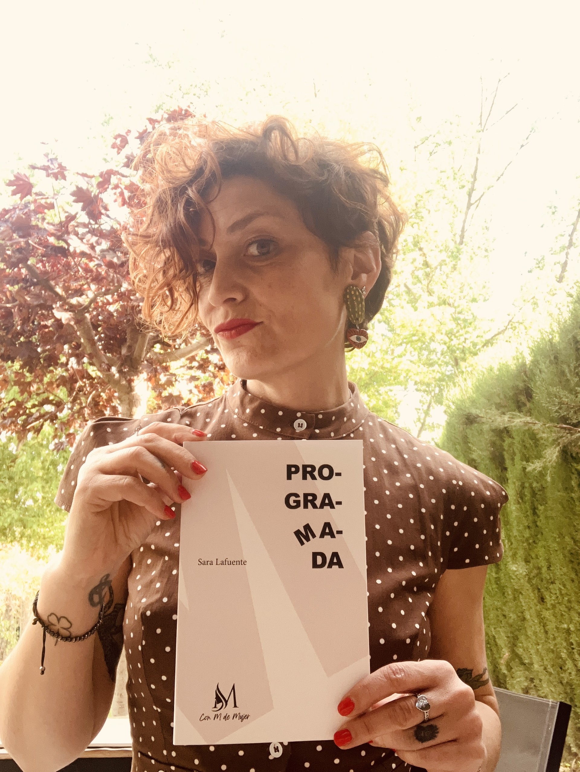 Sara Lafuente sosteniendo su libro Programada